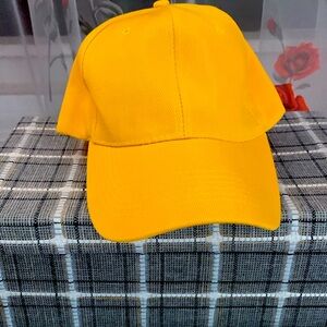 Women’s baseball hat yellow, women’s baseball hat, adjustable, never worn, new